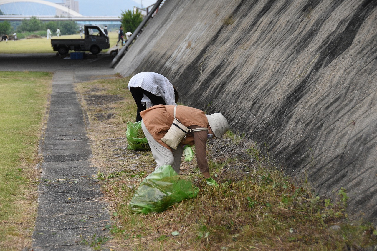 地域の力で守る、美しい河川と住みやすいまち－第53回河川清掃を行い
