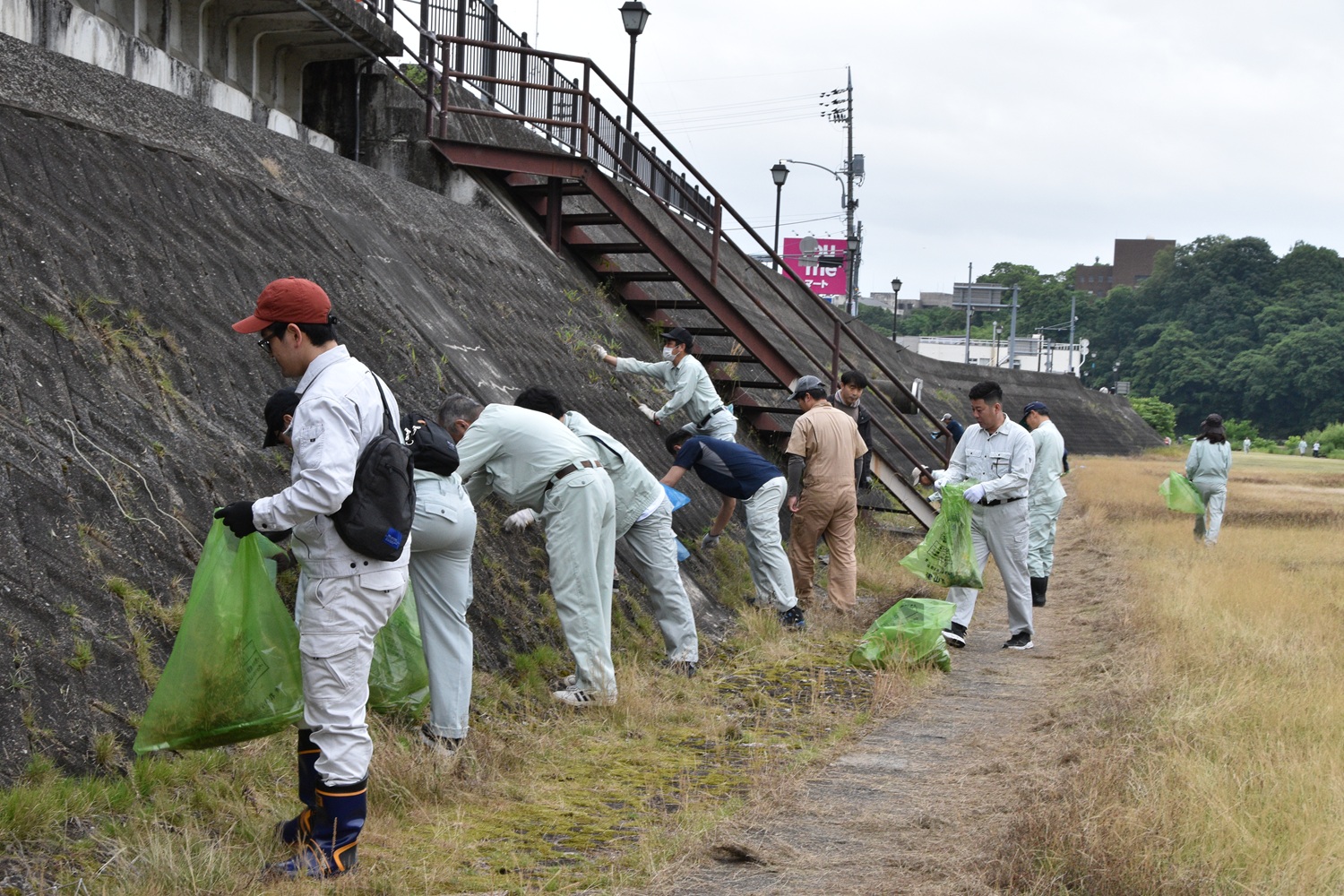 美しいまちづくりを地域の力で－第54回河川清掃を行いました | 津山市