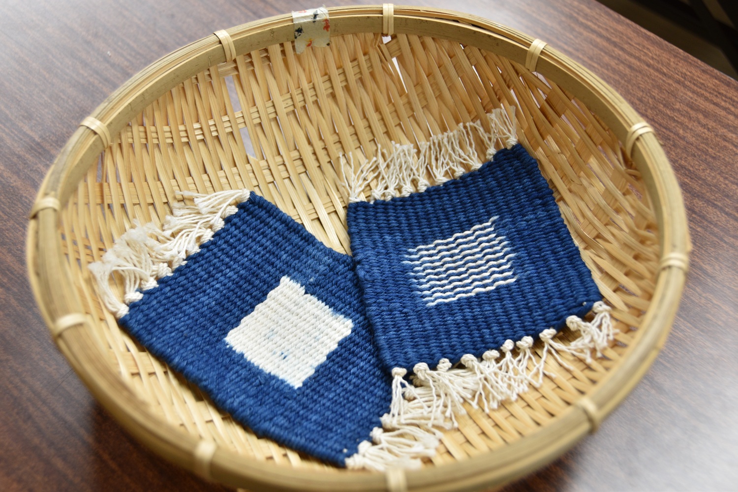 1本1本心を込めて－サンタフェ市訪問団が、伝統工芸「作州絣」を体験